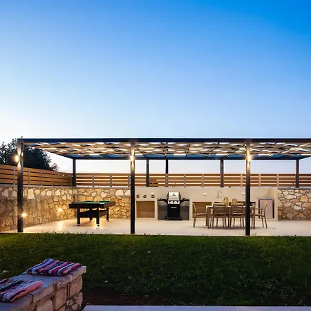 Arismari Villa Tria Monastiria